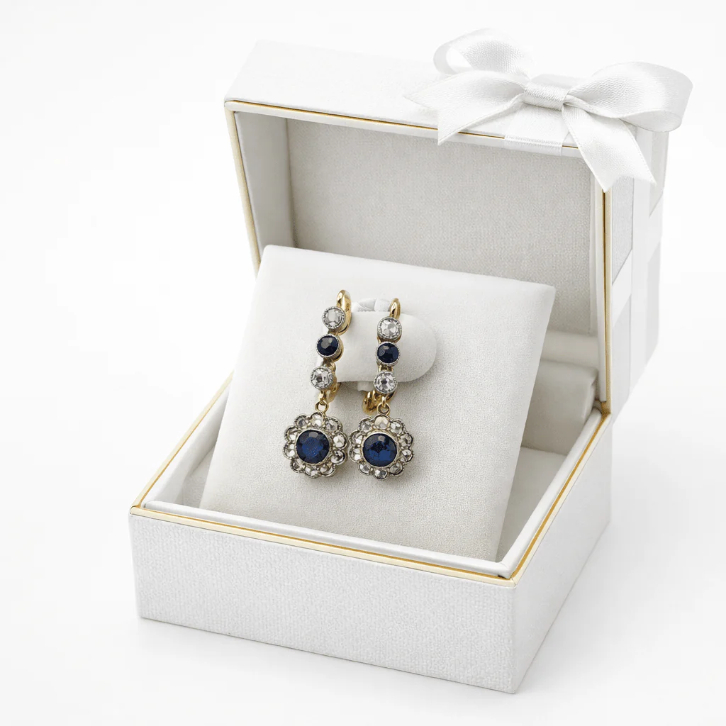 Boucles d'oreilles Pendantes en or jaune, platine, saphirs et diamants - Image 3