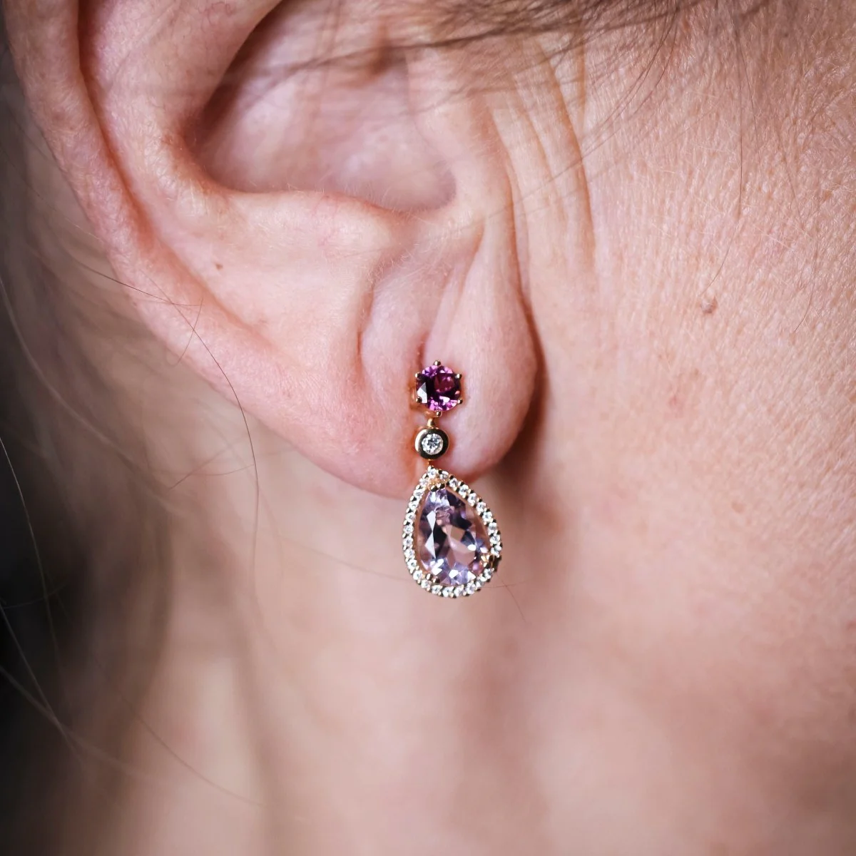 Boucles d'oreilles Pendentifs en or rose, améthystes, rhodolites et diamants - Image 2