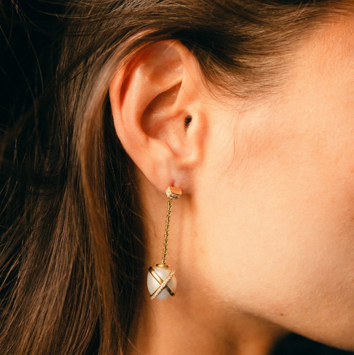 Boucles d'oreilles Pendantes FRED "Baie des Anges" en or jaune, perles et diamants - Image 2