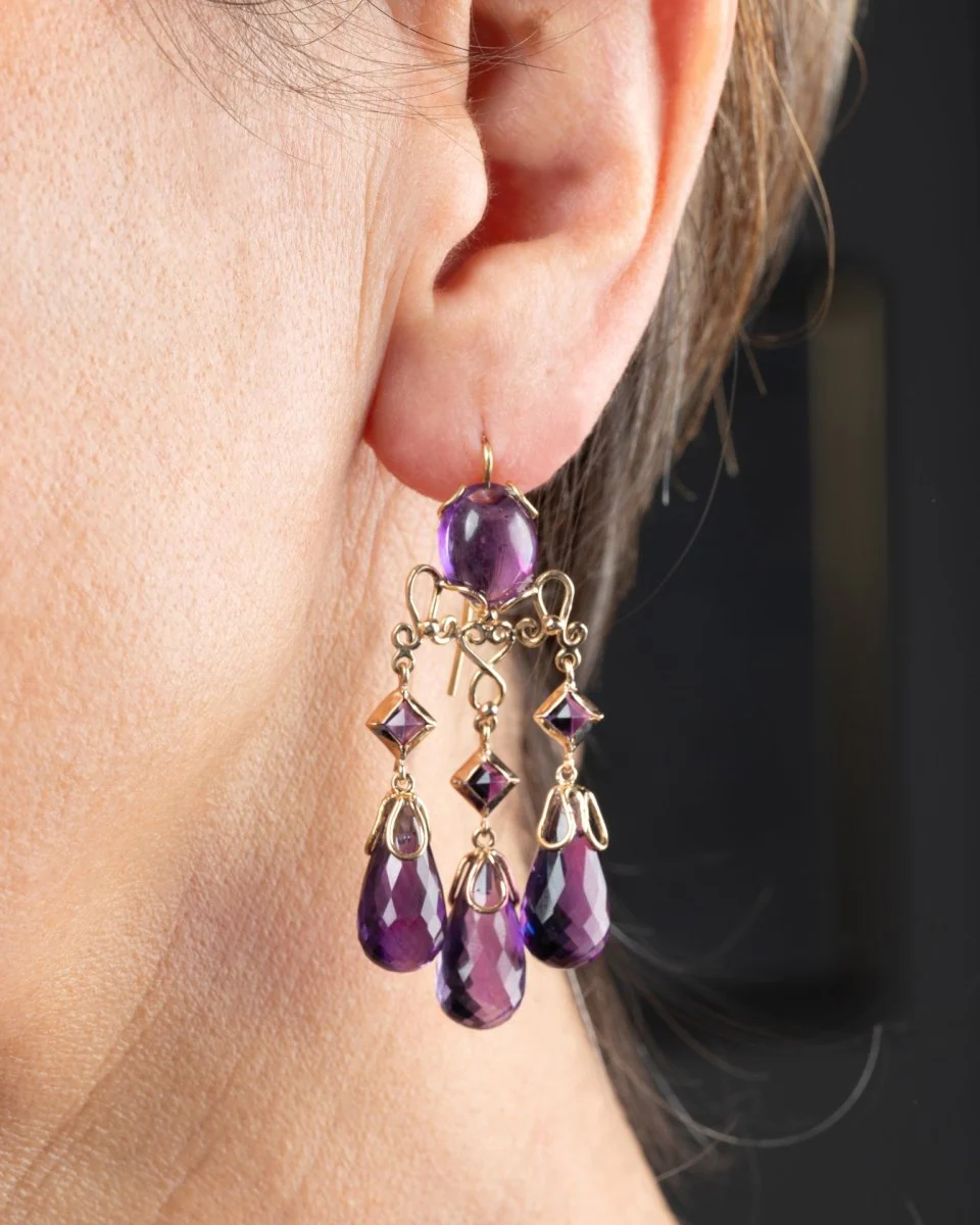 Boucles d'oreilles pendantes Girandoles en or jaune et améthystes - Image 2