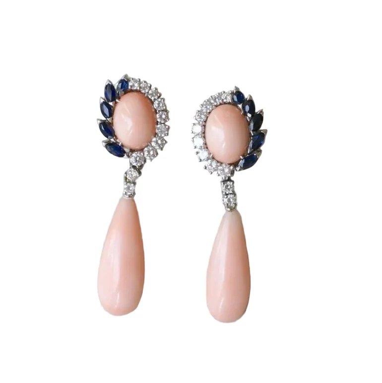 Boucles d'oreilles Pendantes en or blanc, corail, saphirs et diamants