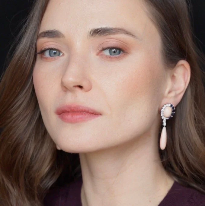 Boucles d'oreilles Pendantes en or blanc, corail, saphirs et diamants - Image 2