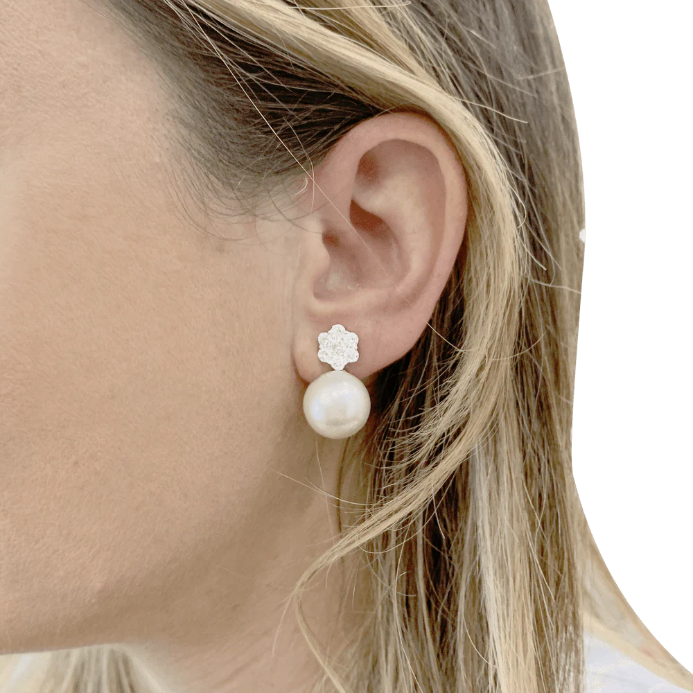 Boucles d'oreilles Puces en or blanc, perles et diamants - Image 2