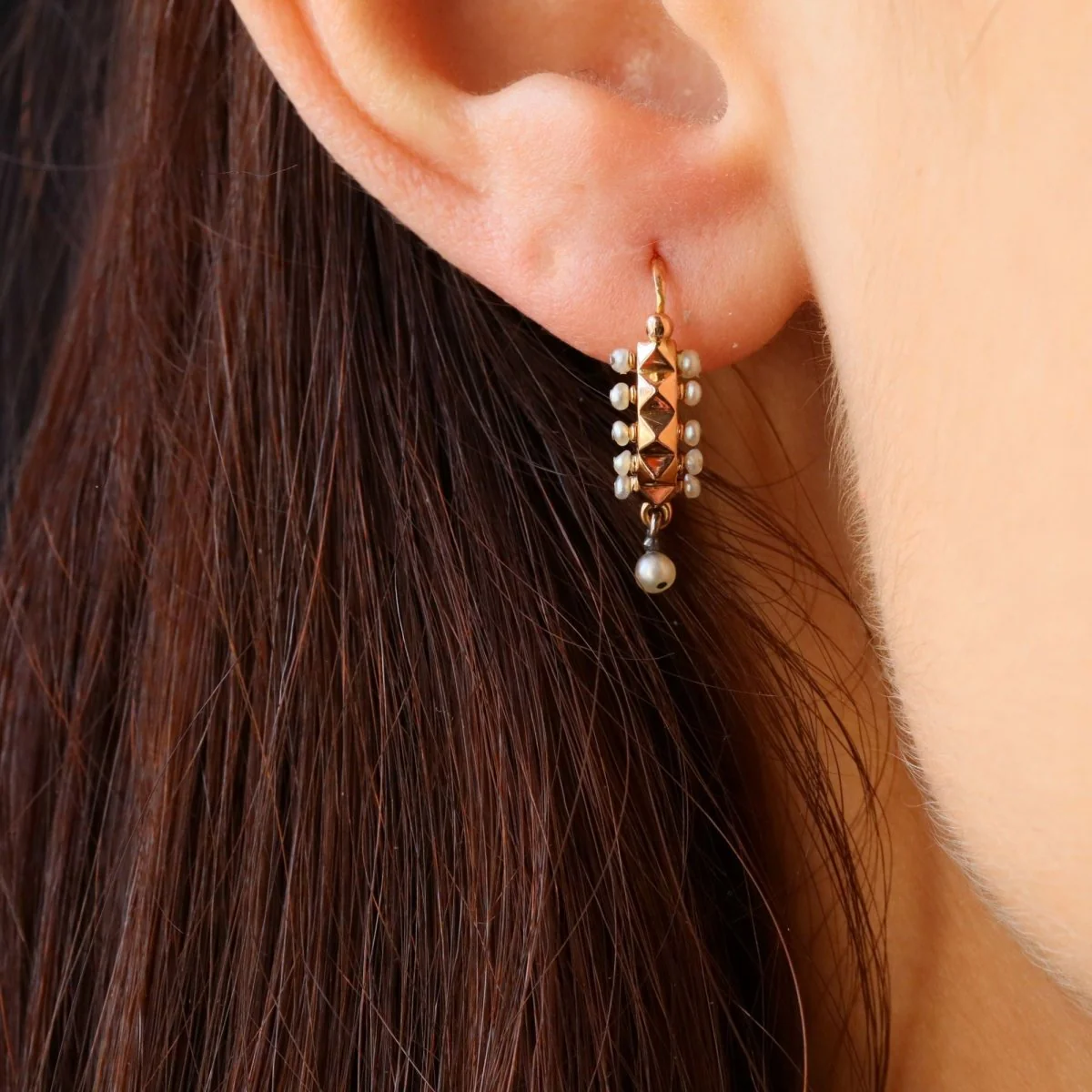 Boucles d'oreilles Dormeuses en or rose et perles - Image 2