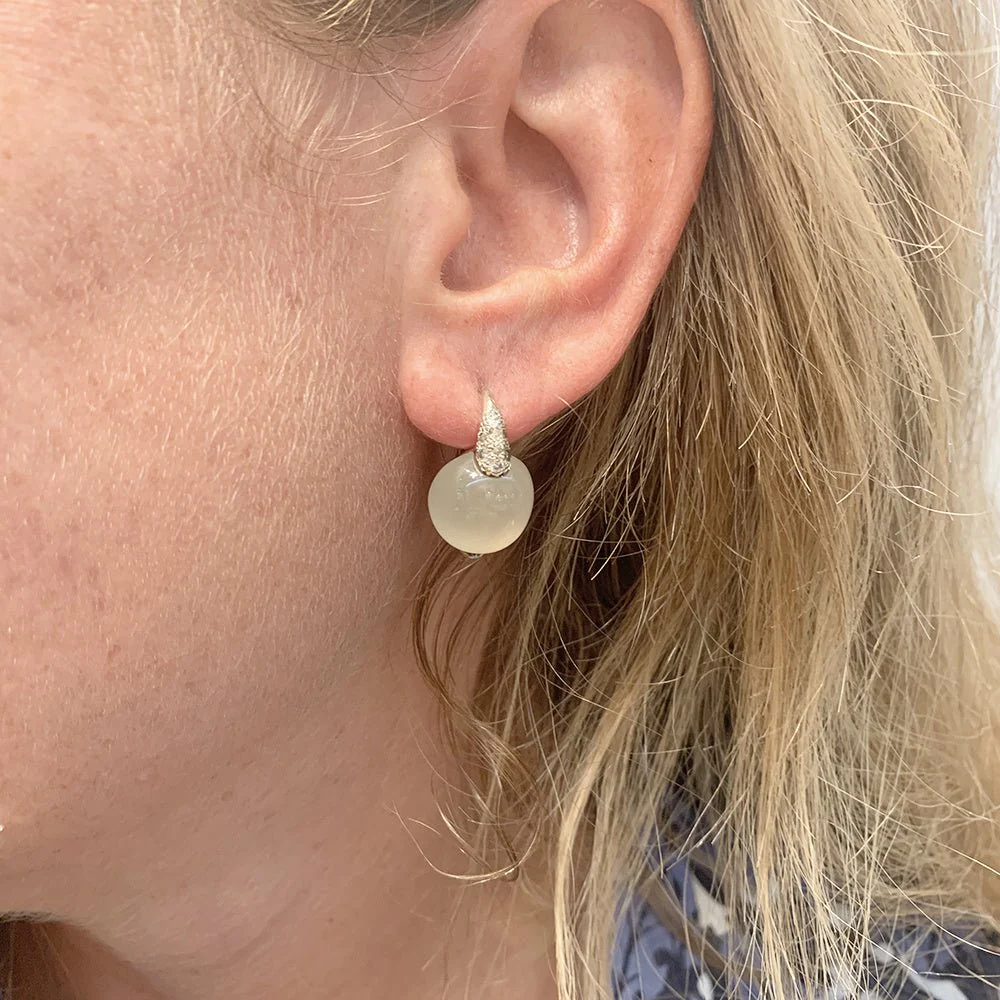 Boucles d'oreilles Pomellato, "Luna", or naturel, diamants et pierre de lune - Image 3