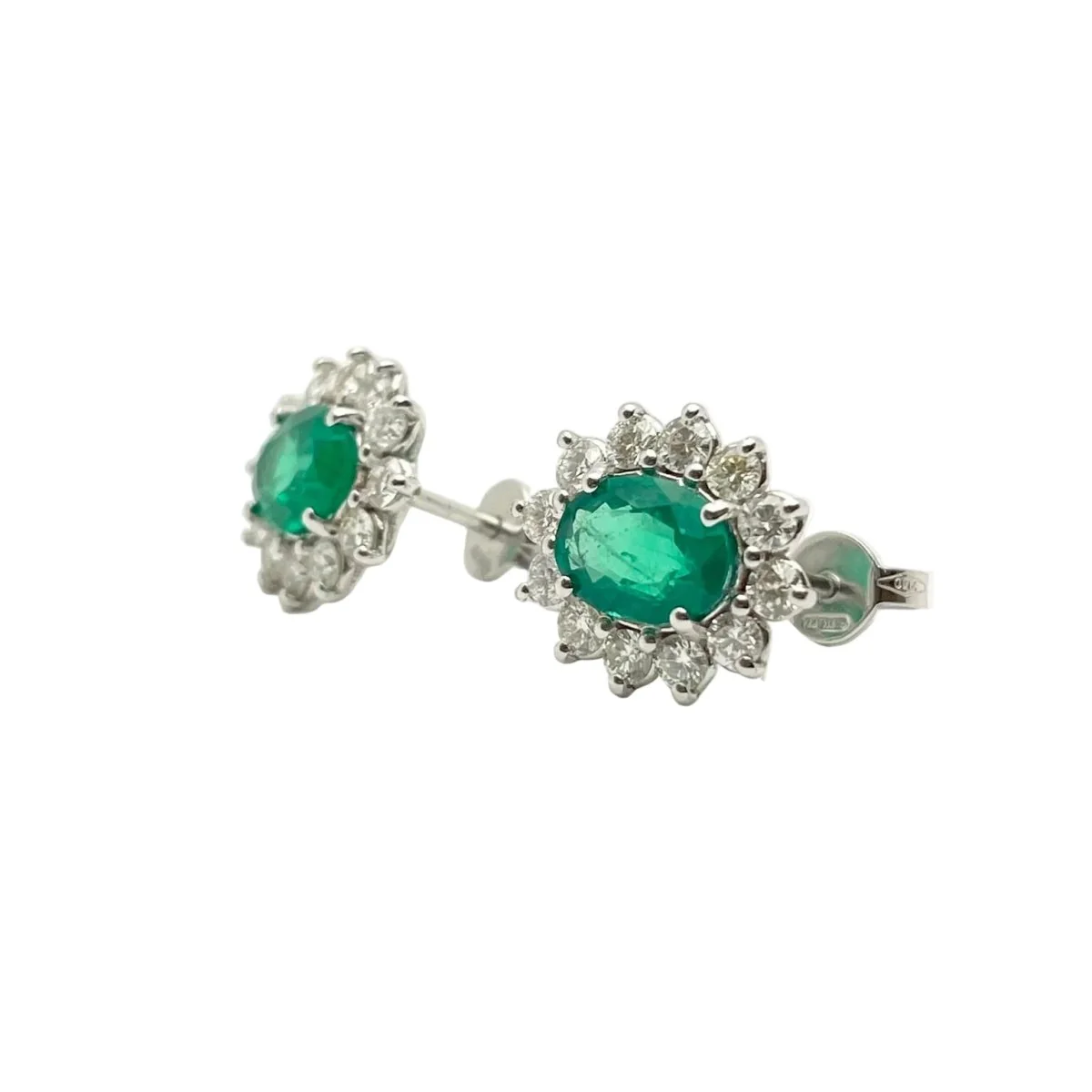 Boucles d'oreilles Puces en or blanc, émeraudes et diamants - Image 2