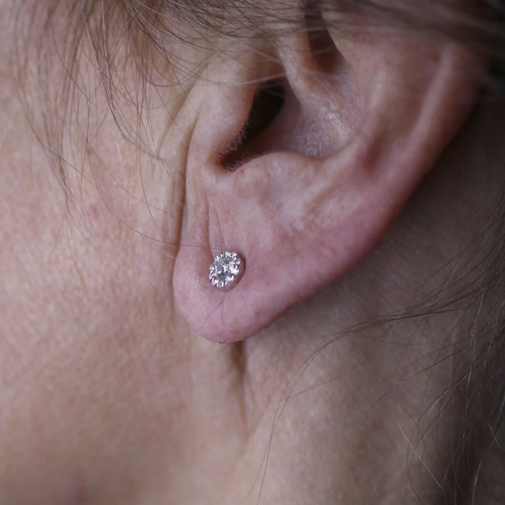Boucles d'oreilles Puces en or blanc et diamants - Image 2