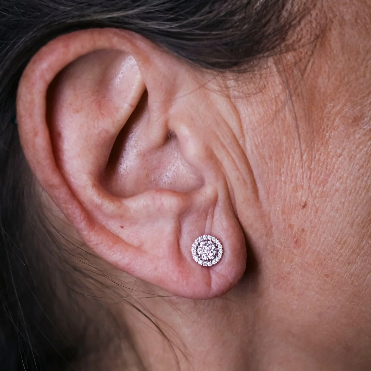 Boucles d'oreilles Puces en or blanc et diamants - Image 2