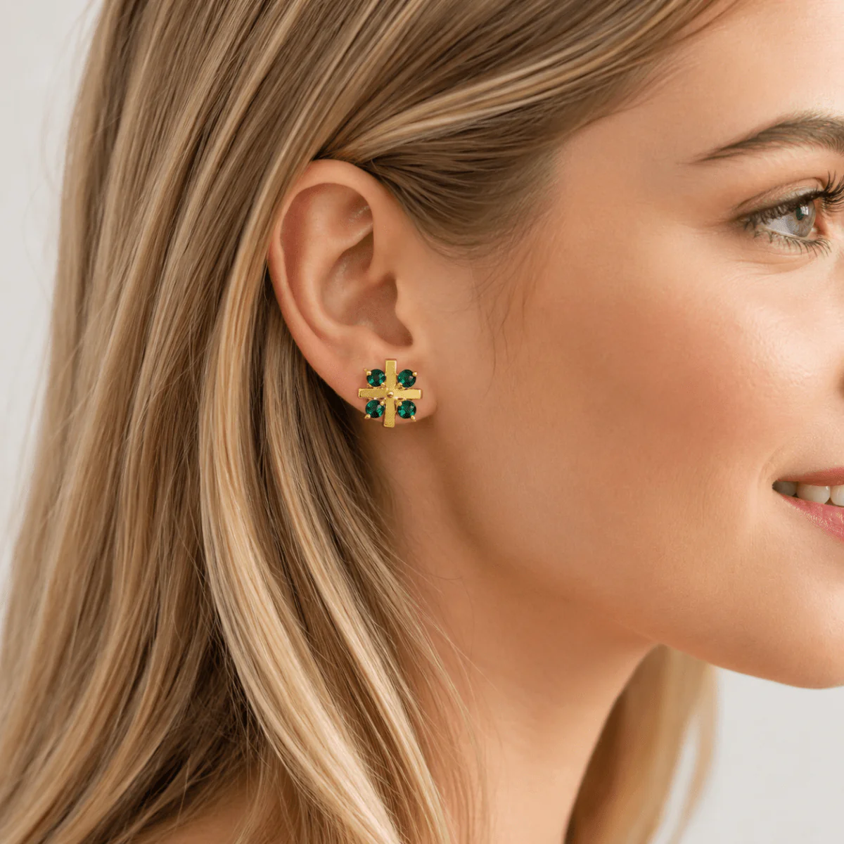 Boucles d'oreilles Puces en or jaune et émeraudes - Image 2
