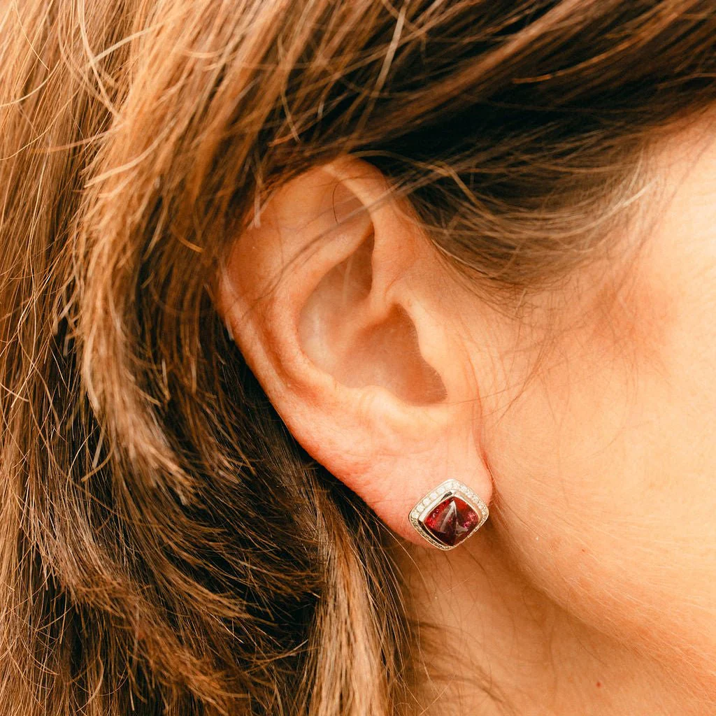 Boucles d'oreilles Puces FRED "Pain de sucre" en or blanc, tourmaline rose et diamants - Image 2
