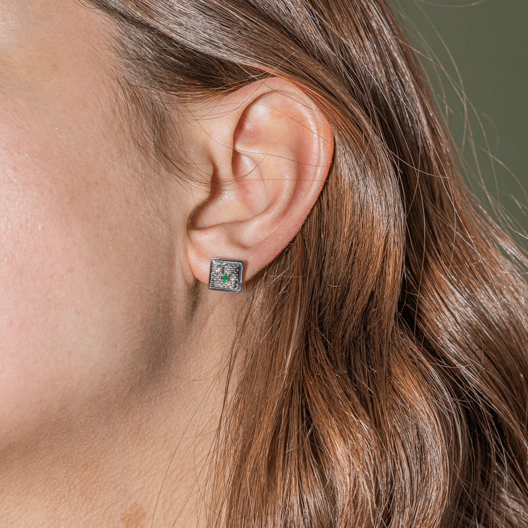 Boucles d'oreilles Puces en or blanc, émeraudes et diamants - Image 2
