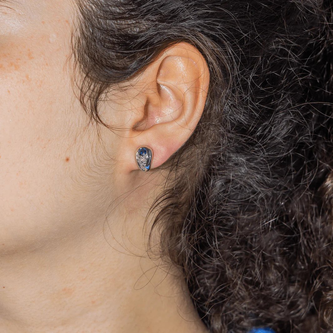Boucles d'oreilles Puces en or blanc, shapirs et diamants - Image 2