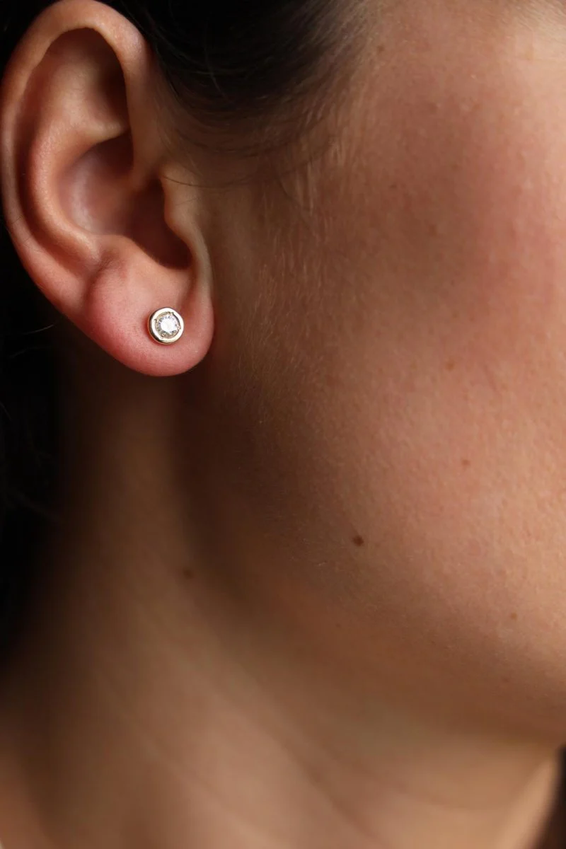 Boucles d'oreilles Puces en or jaune et diamants - Image 7