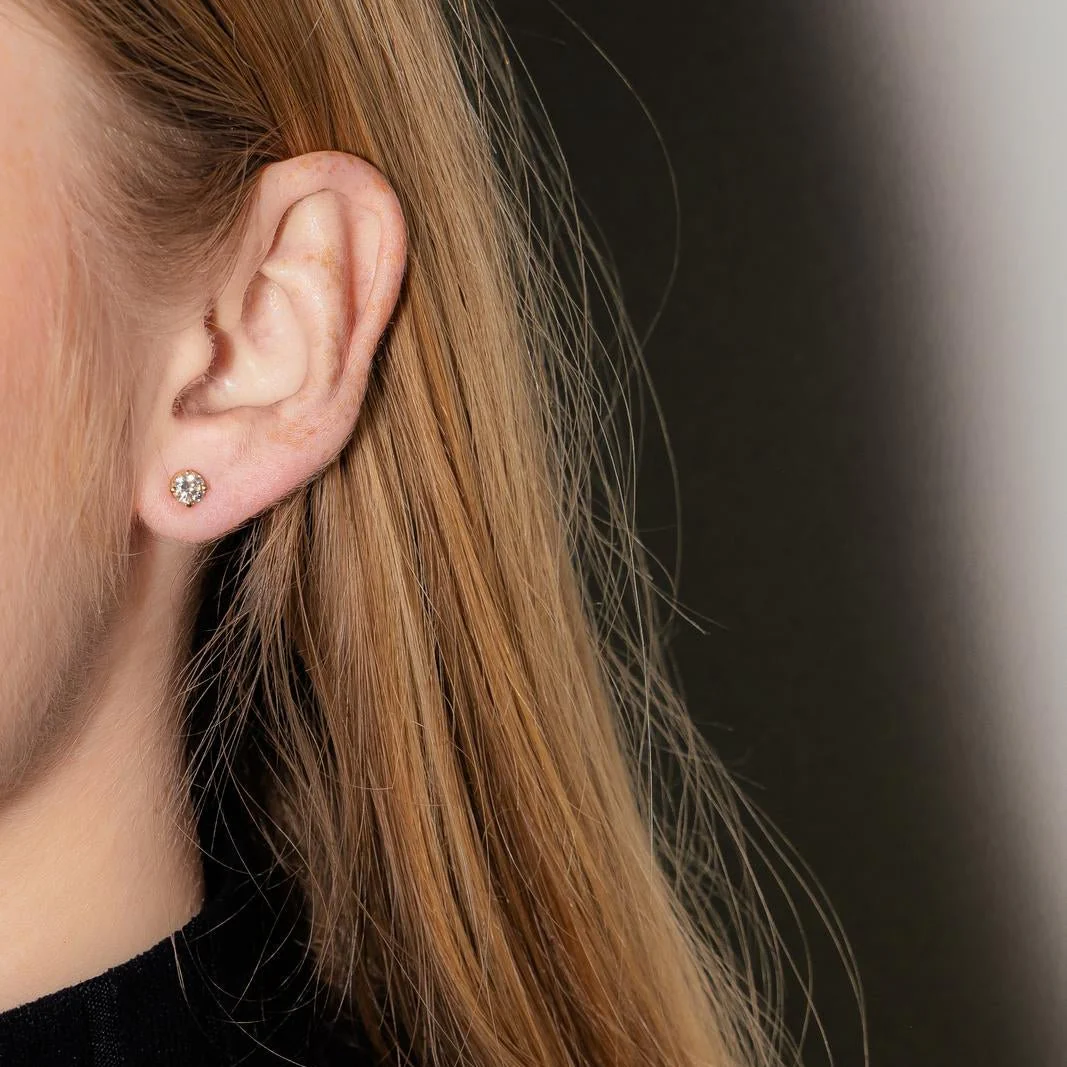 Boucles d'oreilles Puces en or jaune et diamants - Image 2