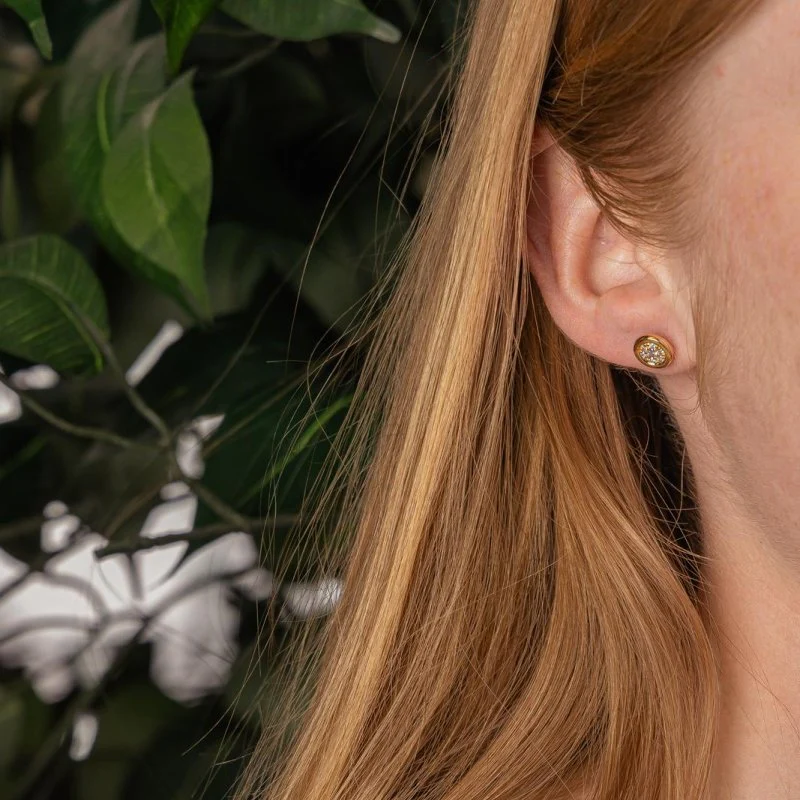 Boucles d'oreilles Puces en or jaune et diamants - Image 2
