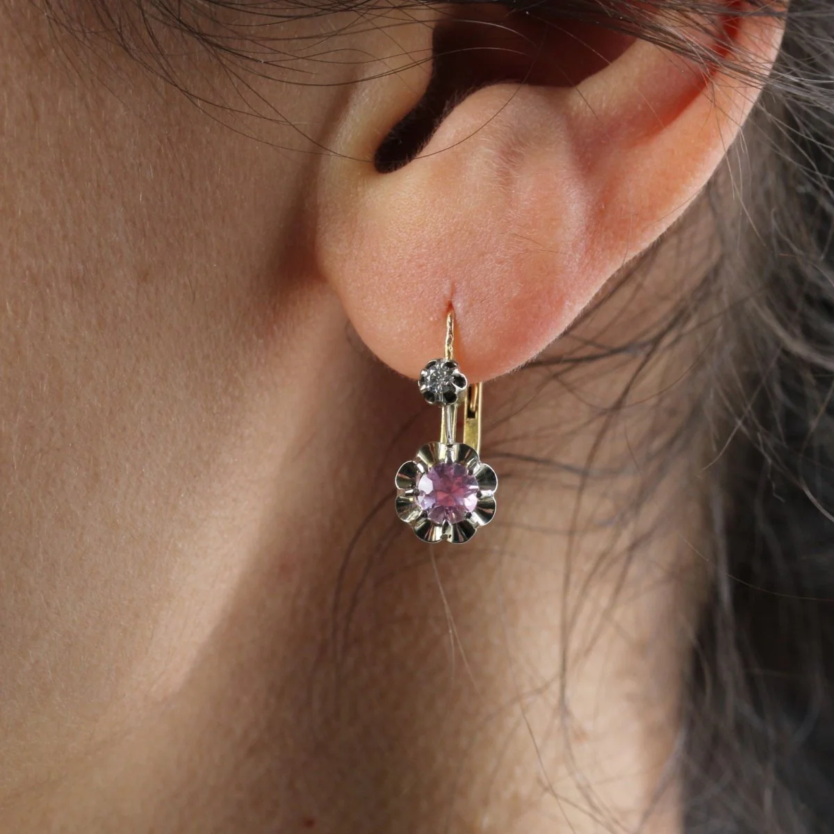 Boucles d'oreilles Dormeuses en or jaune, platine, saphirs et diamants - Image 2