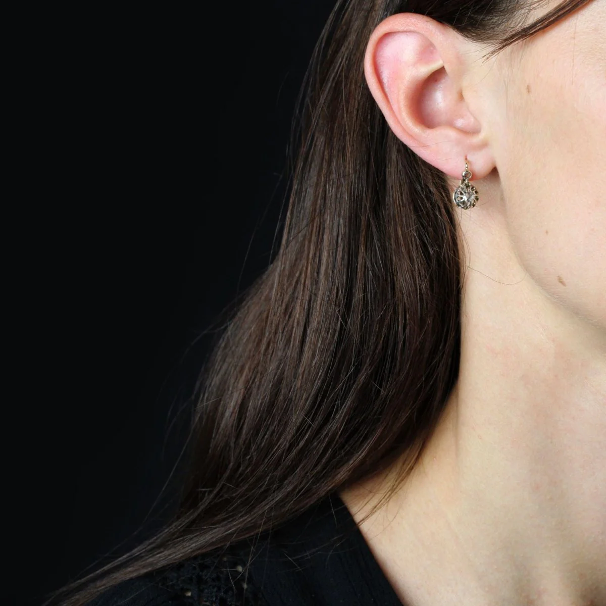Boucles d'oreilles Dormeuses en or jaune et diamants - Image 2