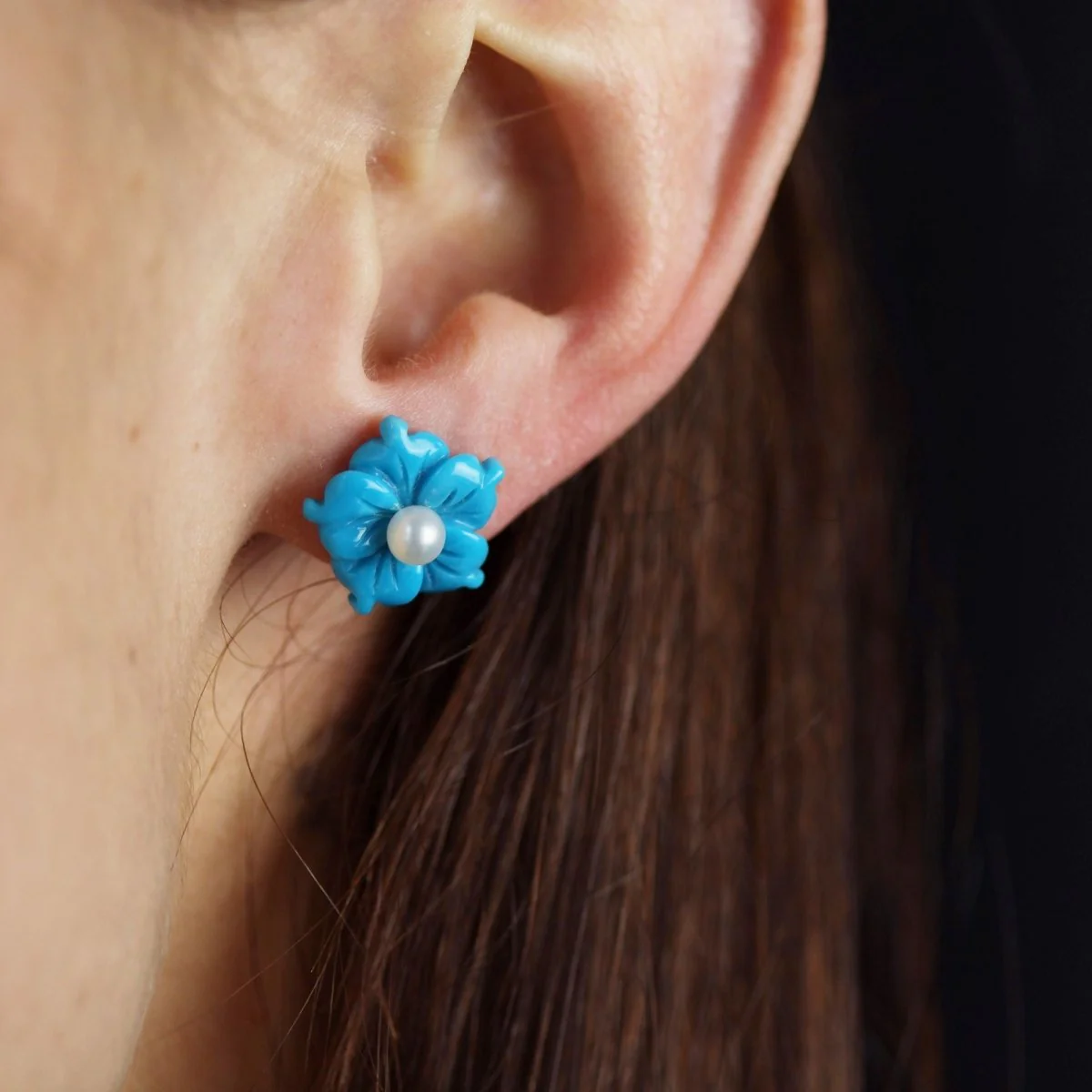 Boucles d'oreilles Puces en or jaune, turquoises et perles - Image 2