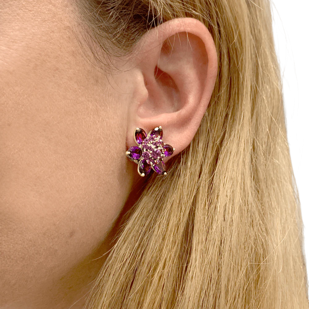 Boucles d'oreilles Clips VAN CLEEF & ARPELS "Fleurs d'Hawaï" en or jaune, améthystes et saphirs - Image 2