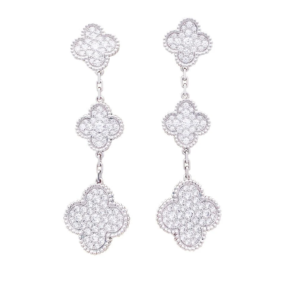 Boucles d'oreilles VAN CLEEF & ARPELS "Magic Alhambra" or blanc, diamants