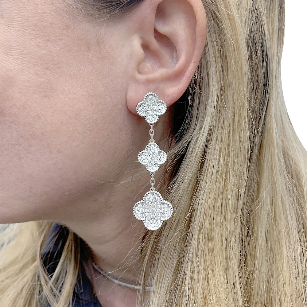 Boucles d'oreilles VAN CLEEF & ARPELS "Magic Alhambra" or blanc, diamants - Image 2