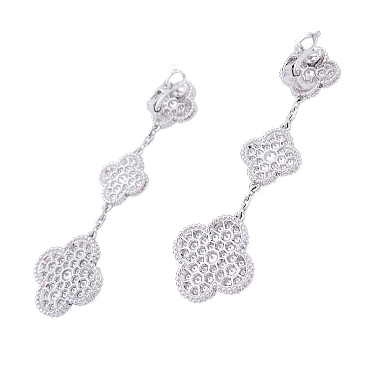 Boucles d'oreilles VAN CLEEF & ARPELS "Magic Alhambra" or blanc, diamants - Image 3