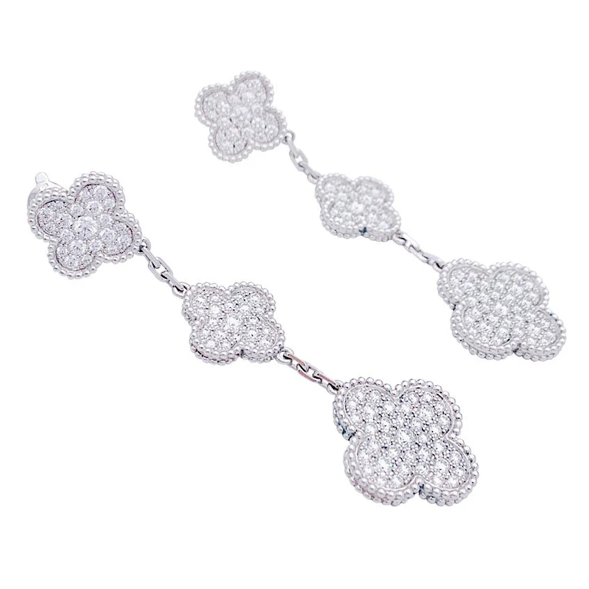 Boucles d'oreilles VAN CLEEF & ARPELS "Magic Alhambra" or blanc, diamants - Image 4