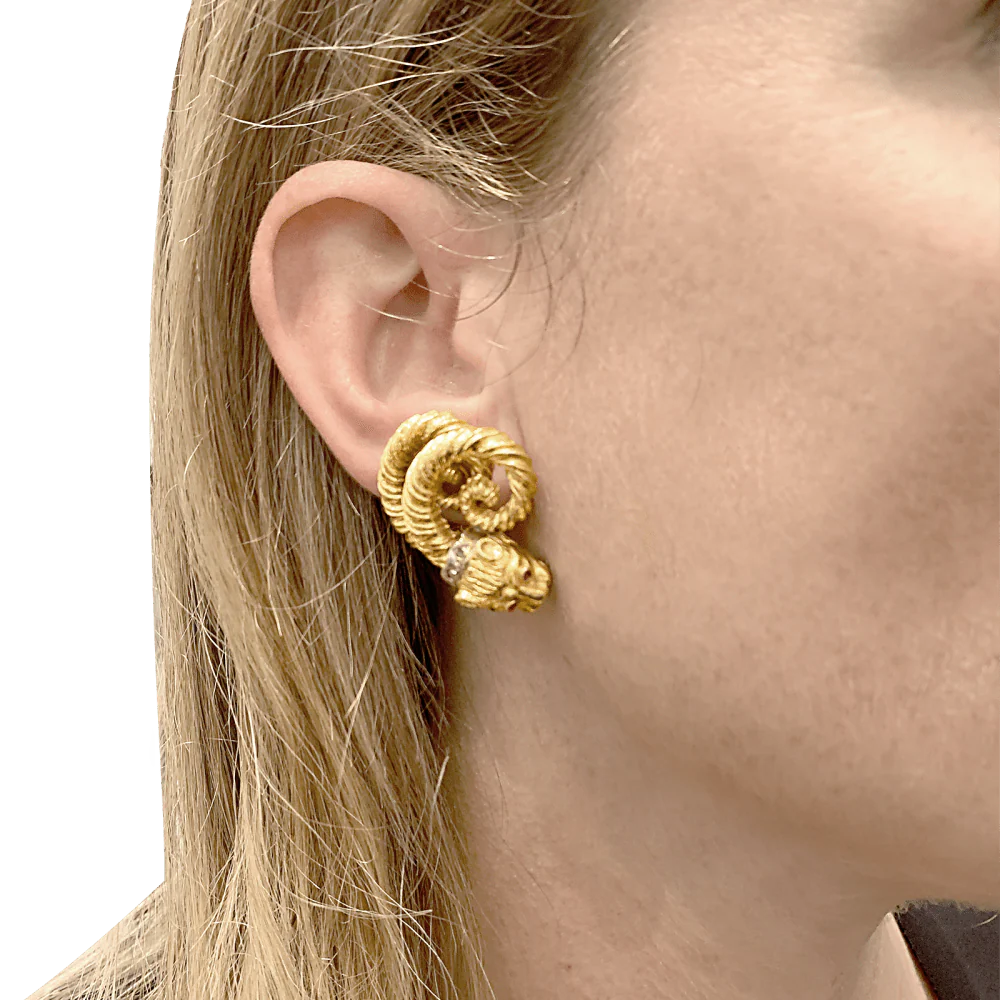 Boucles d'oreilles Clips ZOLOTAS en or jaune, or blanc, rubis et diamants - Image 2