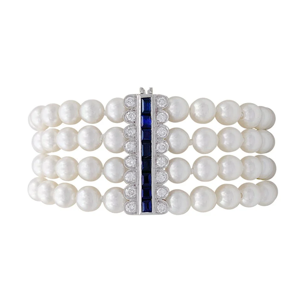 Bracelet 4 rangs de perles, fermoir or blanc, saphirs et diamants.