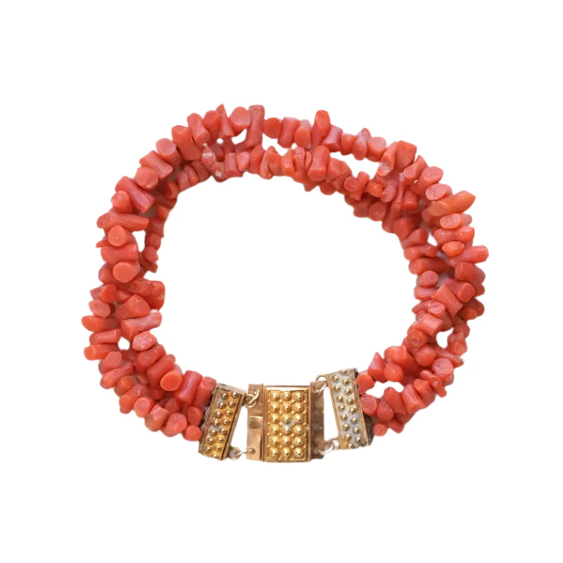 Bracelet ancien trois rangs de corail, fermoir or