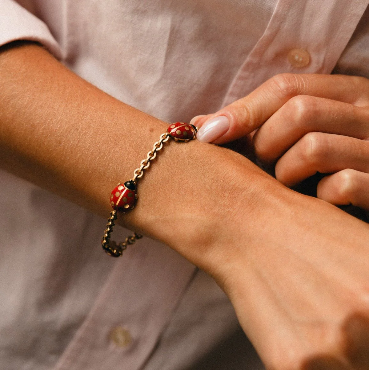 Bracelet CARTIER "Coccinelles" en or jaune et émail - Image 7