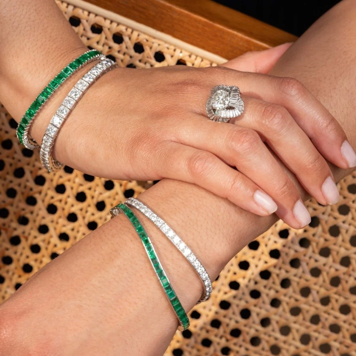 Bracelet Ligne CARTIER en or blanc et émeraudes - Image 2
