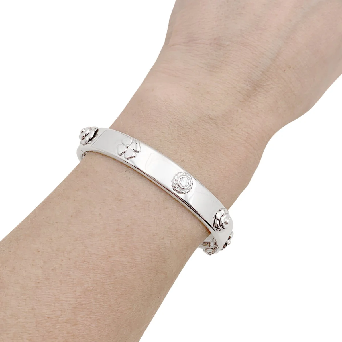 Bracelet CHANEL "Trois Symboles" en or blanc et diamants. - Image 2