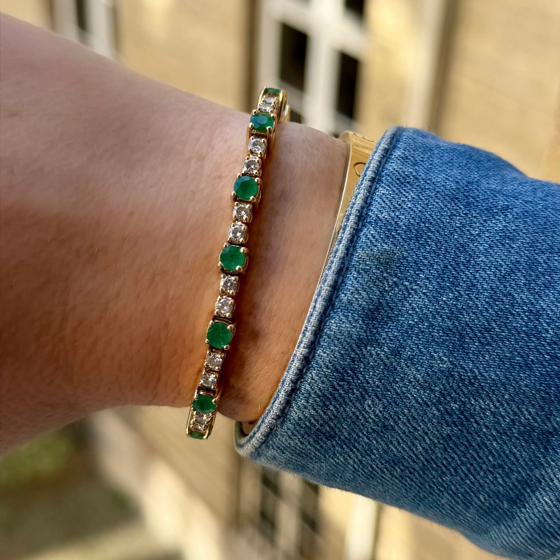 Bracelet Ligne en or jaune, émeraudes et diamants - Image 2