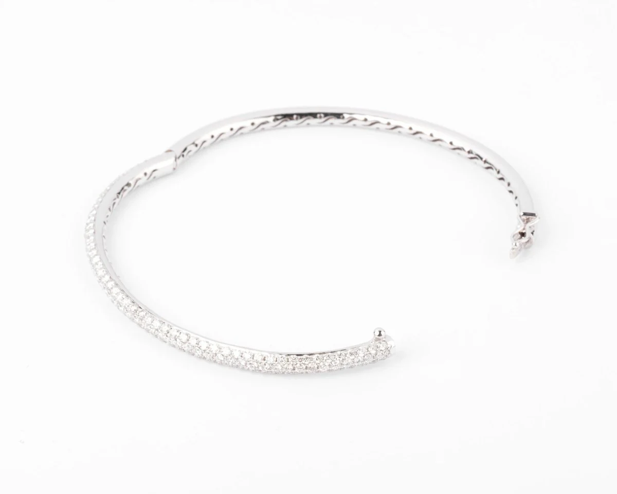 Bracelet jonc en or gris serti de 3 lignes de diamant - Image 4