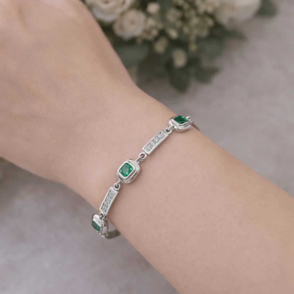 Bracelet Breloque en or blanc, émeraudes et diamants - Image 2