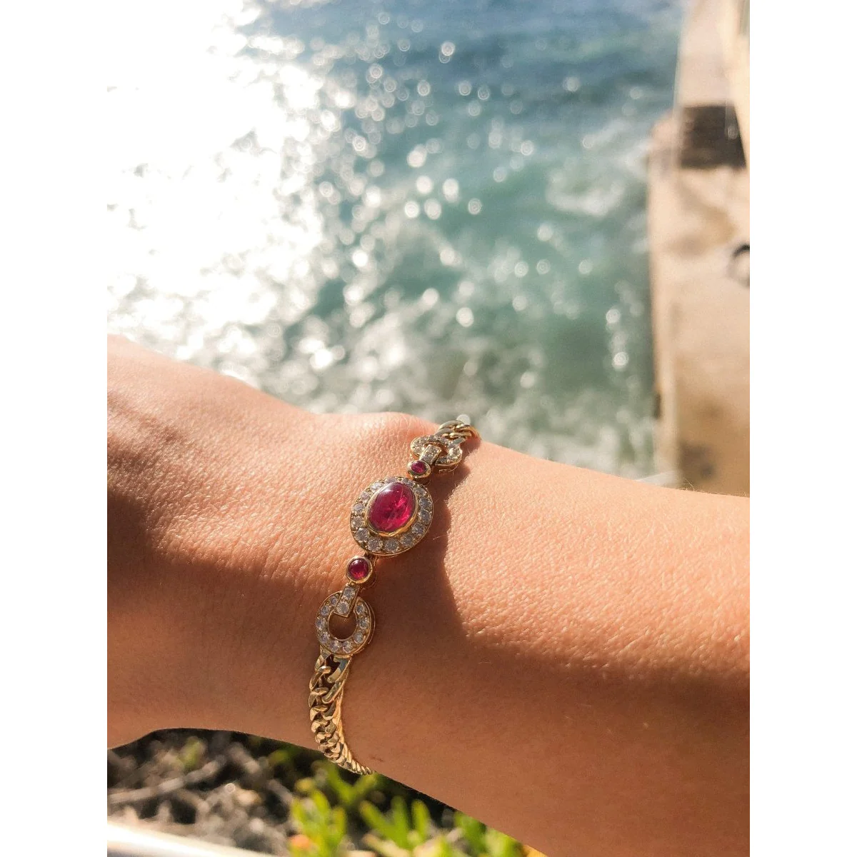 Bracelet en or jaune et diamant ,rubis cabochon de la maison Van Cleef and Arpels - Image 2