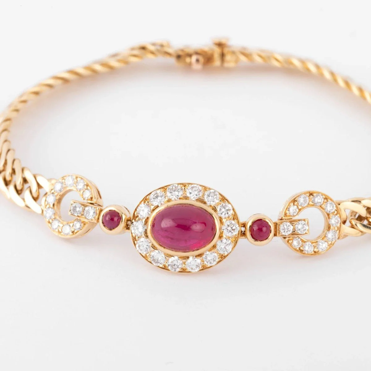 Bracelet en or jaune et diamant ,rubis cabochon de la maison Van Cleef and Arpels - Image 4