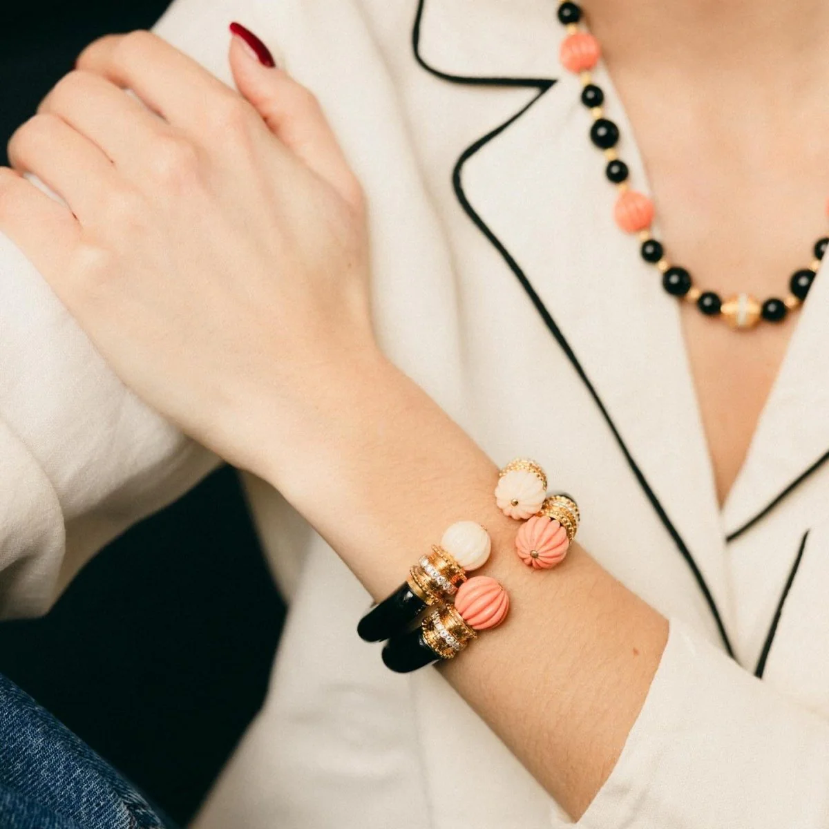 Bracelet Jonc BOUCHERON en or jaune, corail, onyx et diamants - Image 2