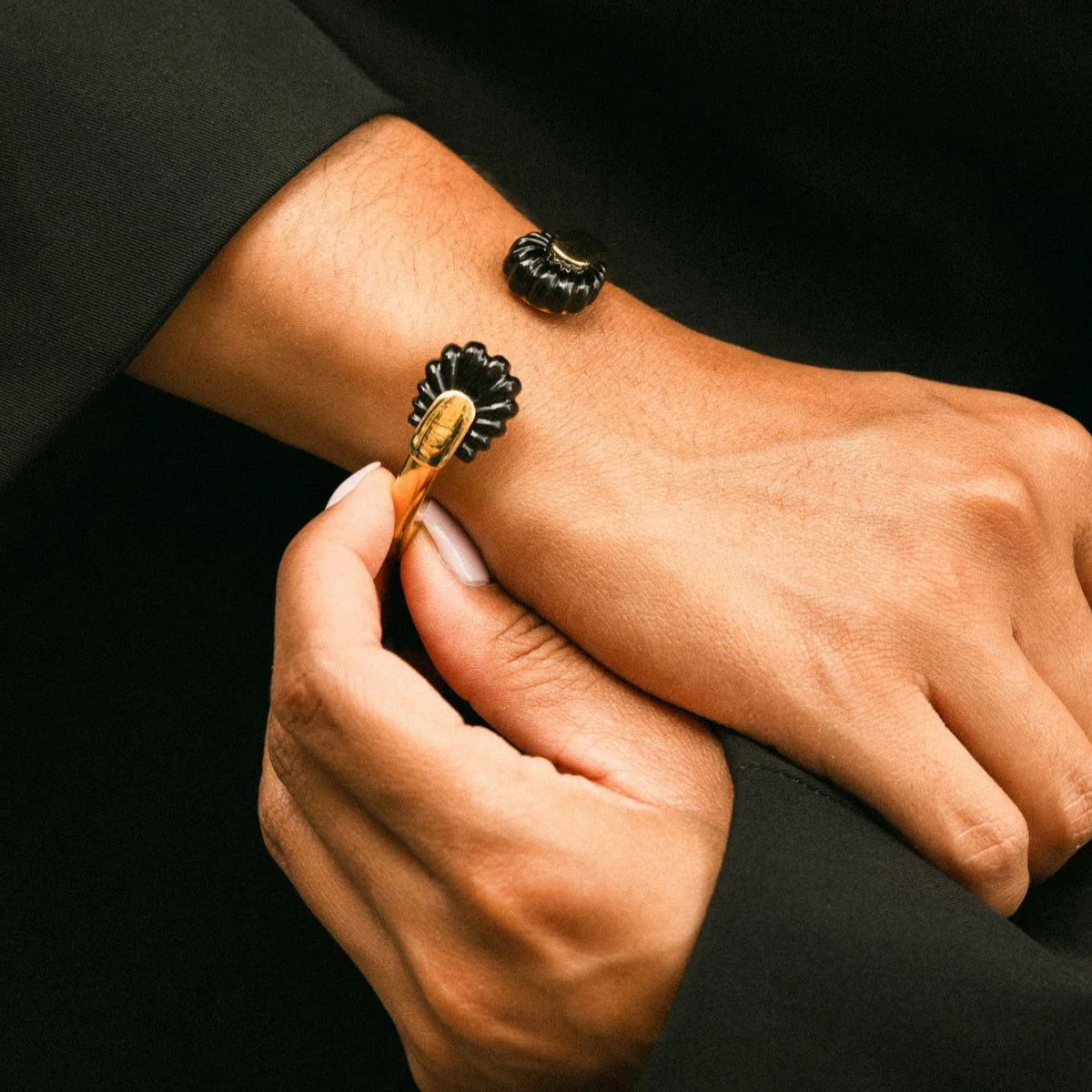 Bracelet Jonc CARTIER par ALDO CIPULLO en or jaune et onyx - Image 2