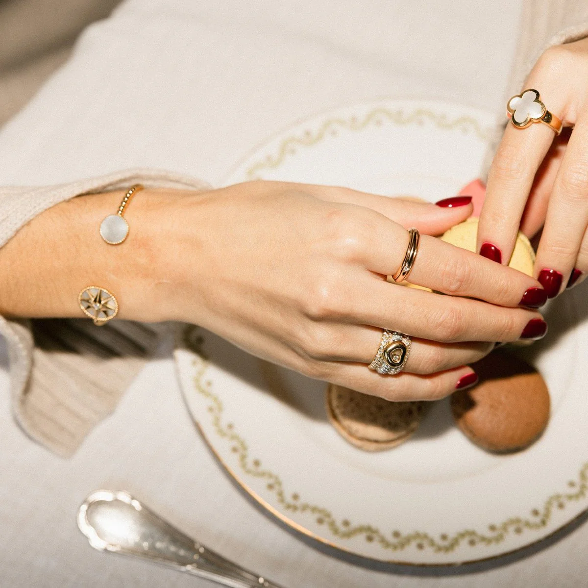 Bracelet Jonc DIOR "Rose des Vents" en or jaune, nacre et diamant - Image 2