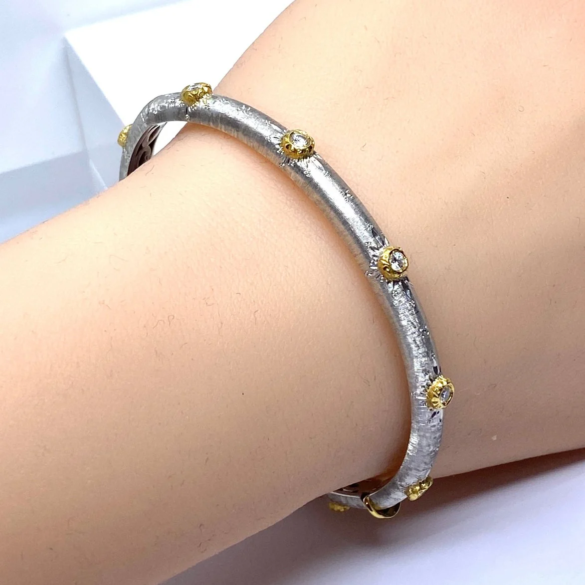 Bracelet Jonc en or blanc, or jaune et diamants - Image 2
