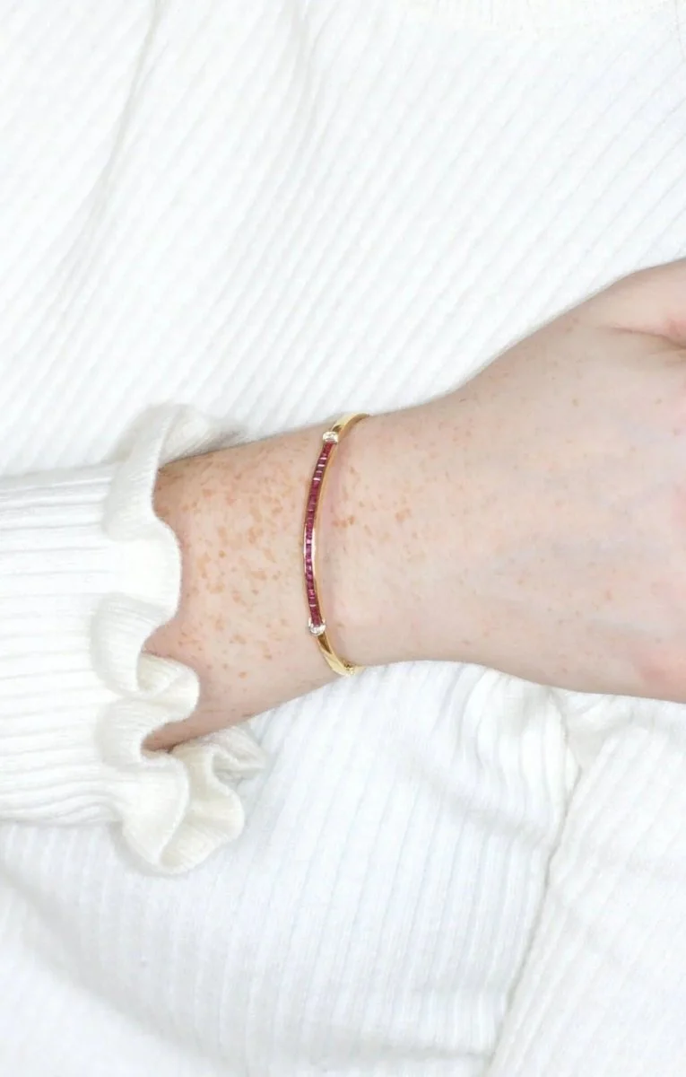 Bracelet jonc ouvrant rubis calibrés et diamants