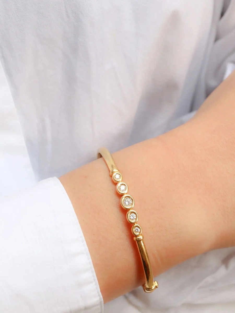 Bracelet jonc vintage en or souple et diamants - Image 2