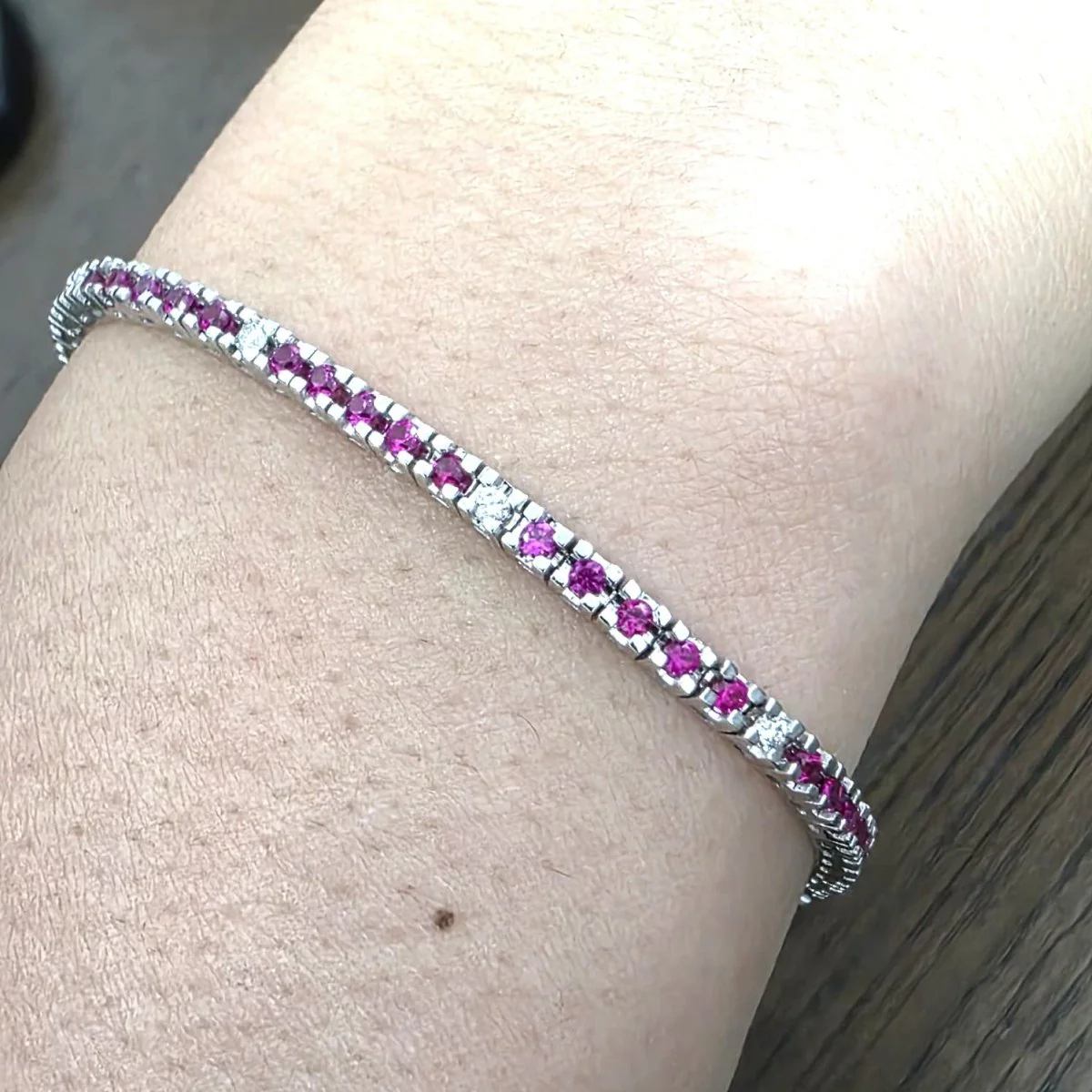 Bracelet Ligne en or blanc, rubis et diamants - Image 9