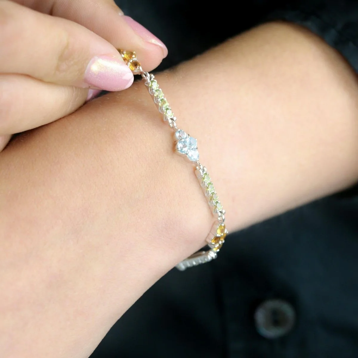 Bracelet Ligne en or blanc, citrines, péridots et topazes - Image 2