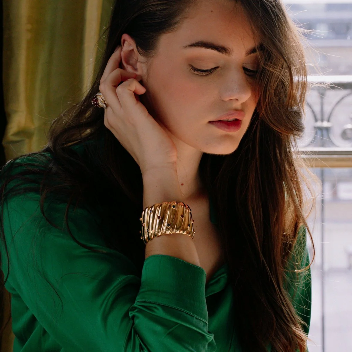 Bracelet Manchette MARCHAK en or jaune, rubis et saphirs - Image 2