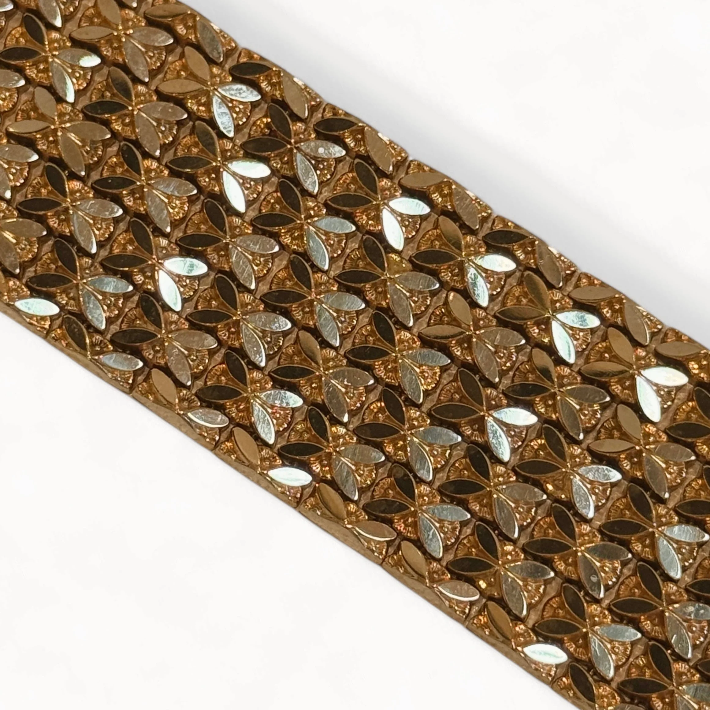Bracelet manchette maille fleurie en or jaune - Image 6