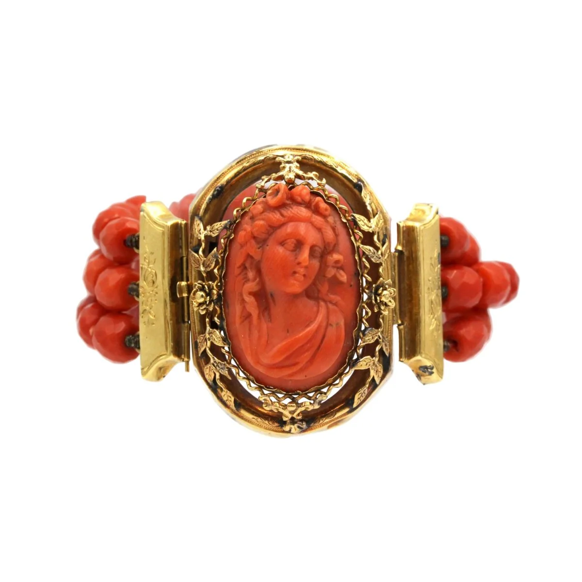 Bracelet en or jaune, camée et corail