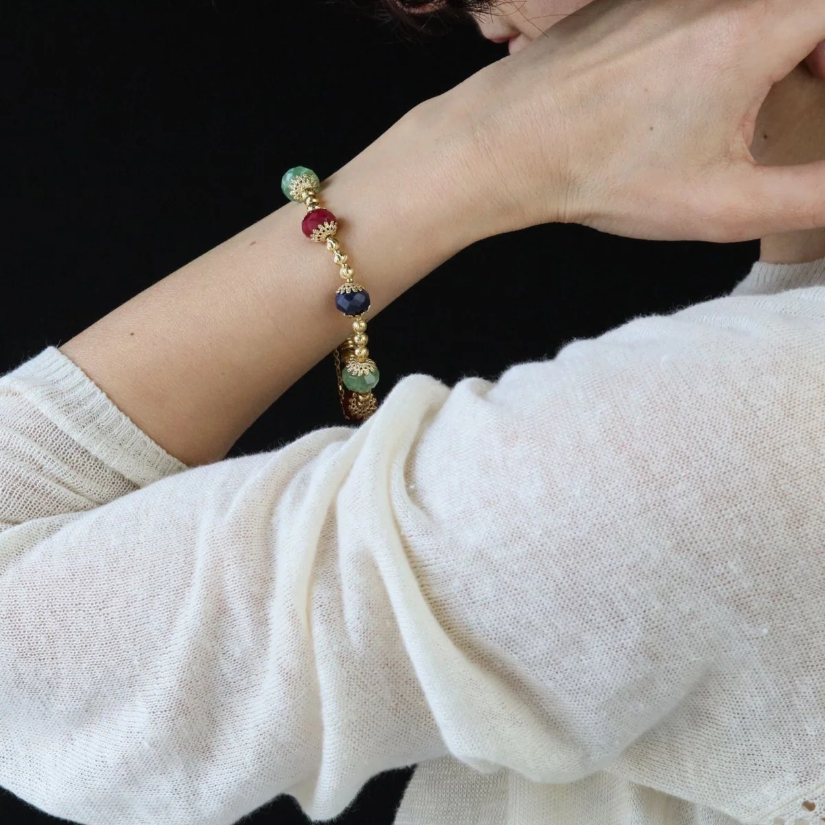 Bracelet or jaune et perles de rubis saphirs émeraudes en or jaune - Image 2